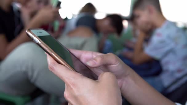 젊은이들은 바포레토에 스마트폰을 확인하고 친구들 네트워크와 Sms 문자를 베니스의 도착하기를 — 비디오