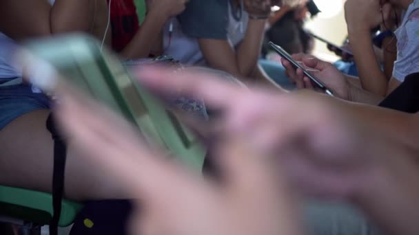 Los Jóvenes Sientan Vaporetto Comprueba Teléfono Inteligente Escribir Mensajes Texto — Vídeo de stock