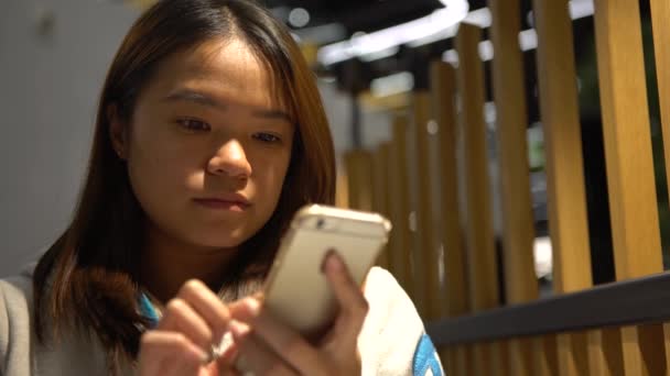 Güzel Asyalı Kadın Restoranda Beklerken Telefon Cihazında Bazı Işleri Halletmek — Stok video