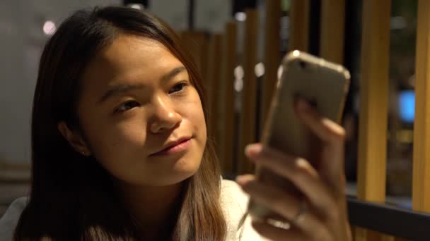 Gülümseyen Mutlu Asyalı Kadın Restoranda Beklemek Telefon Cihazında Bazı Işleri — Stok video