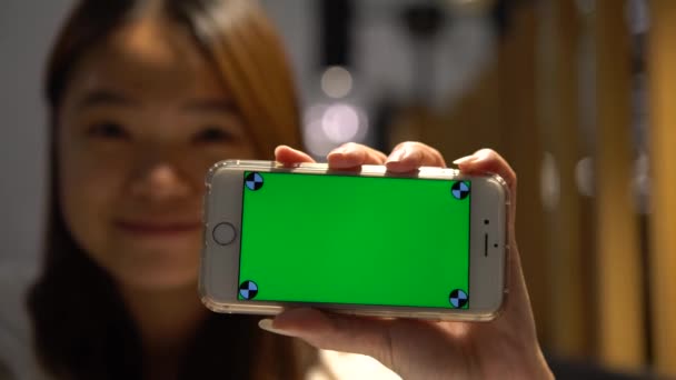 Gülümseyen Mutlu Kadın Restoran Içindeki Yeşil Ekran Telefonunu Göster Akıllı — Stok video