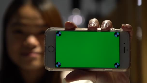 Sorrindo Feliz Mulher Mostrar Telefone Tela Verde Dentro Restaurante Menina — Vídeo de Stock