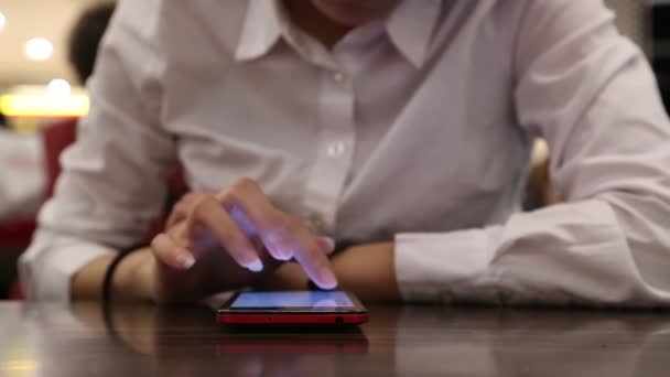 Attraente Imprenditrice Asiatica Che Utilizza Smartphone Ristorante Buon Momento Vedere — Video Stock