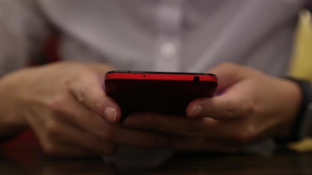 아시아 사업가 식당에서 스마트 사용하는 스마트폰을 사용하여 이메일 이메일 사진등을 — 비디오