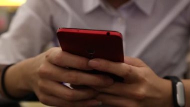 Restoranda akıllı telefon kullanan çekici Asyalı iş kadını, telefonundaki sosyal ağı görmek için iyi bir zaman, akıllı telefon kullanarak e-postaları, resimleri, mesajları, Tayvan 'dan gelen mesajları görmek için.