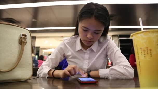 Atrakcyjny Azjatycki Bizneswoman Korzystanie Telefonu Rozmowa Komórkę Jednym Barze Szczęśliwy — Wideo stockowe