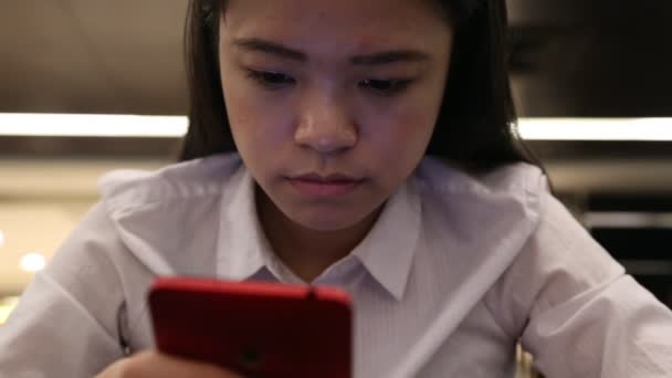 迷人的亚洲女商人使用手机看社交网络 在餐馆里开心地笑着 用智能手机看电子邮件 来自台湾 — 图库视频影像