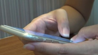 Yakın plan Asyalı Kadın Elleri Dokunmatik Ekran Kullanıyor Tablet Akıllı Telefon Aygıtı 4K-Dan