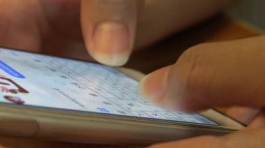 Yakın plan Asyalı Kadın Elleri Dokunmatik Ekran Kullanıyor Tablet Akıllı Telefon Aygıtı 4K-Dan