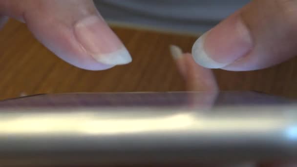 Κοντινό Πλάνο Ασιατική Γυναίκα Χέρια Χρησιμοποιώντας Tablet Αφής Smartphone Συσκευή — Αρχείο Βίντεο