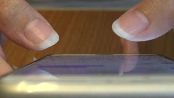 Κοντινό Πλάνο Ασιατική Γυναίκα Χέρια Χρησιμοποιώντας Tablet Αφής Smartphone Συσκευή — Αρχείο Βίντεο