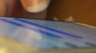 Yakın plan Asyalı Kadın Elleri Dokunmatik Ekran Kullanıyor Tablet Akıllı Telefon Aygıtı 4K-Dan
