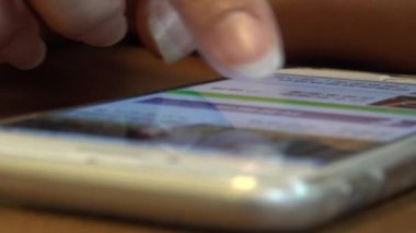 Yakın plan Asyalı Kadın Elleri Dokunmatik Ekran Kullanıyor Tablet Akıllı Telefon Aygıtı 4K-Dan