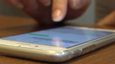 Yakın plan Asyalı Kadın Elleri Dokunmatik Ekran Kullanıyor Tablet Akıllı Telefon Aygıtı 4K-Dan