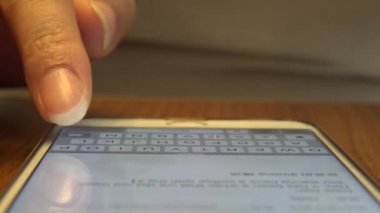 Yakın plan Asyalı Kadın Elleri Dokunmatik Ekran Kullanıyor Tablet Akıllı Telefon Aygıtı 4K-Dan