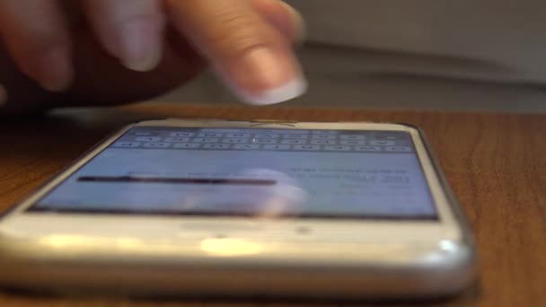 Close Aziatische Vrouw Handen Met Behulp Van Touchscreen Tablet Smartphone — Stockvideo