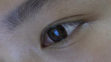 İnternette sörf yapan Asyalı Kız Gözü Fotoğrafı 4K-Dan