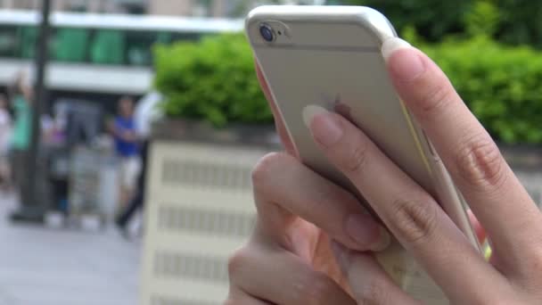 Manos Asiática Joven Mujer Calle Comprueba Teléfono Escribir Sms Texto — Vídeos de Stock