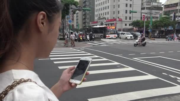 Taipei Taiwan April 2016 Aziatische Jonge Vrouw Stoppen Straat Controleert — Stockvideo