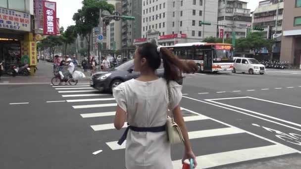 Taipei Taiwan April 2016 Asiatisk Ung Kvinde Stopper Gaden Kontrollerer – Stock-video