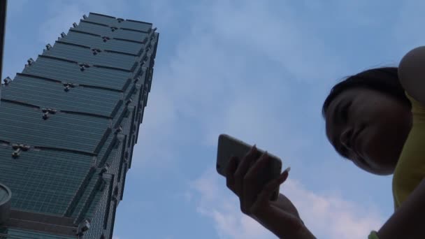 Asijské Obchodní Žena Pracující Mobilním Telefonem Zobrazit Pozadí Taipei 101 — Stock video