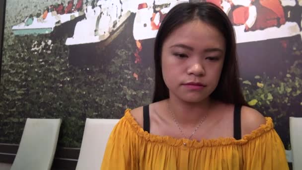 Mooie Aziatische Vrouw Die Een Sandwich Eet Een Telefoon Gebruikt — Stockvideo