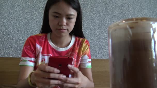 Ultra Asiática Jovem Bebendo Café Desfrutar Usar Smartphone Restaurante Tempo — Vídeo de Stock