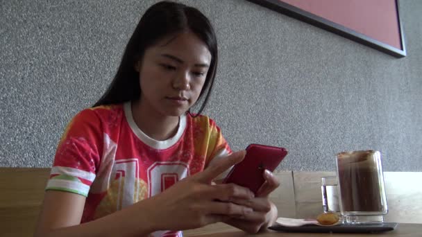 커피를 마시며 식당에서 스마트폰을 사용하는 아시아의 Ultra 자신의 장치와 마지막 — 비디오