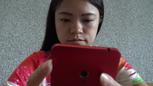 Ultra Close Ofスマートフォン 魅力的なアジアの若い女性は 1つのコーヒーバーで携帯電話を使用してお楽しみください 良い時間をソーシャルネットワークを見るために 電子メールを見るためにモバイルを使用して テキストを書くダン — ストック動画