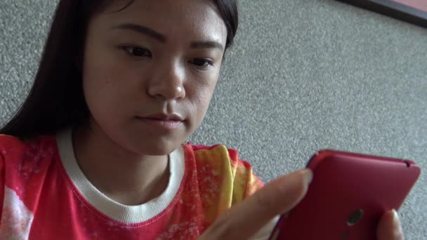 Ultra Atractiva Mujer Joven Asiática Disfrutar Usar Teléfono Inteligente Barra — Vídeos de Stock