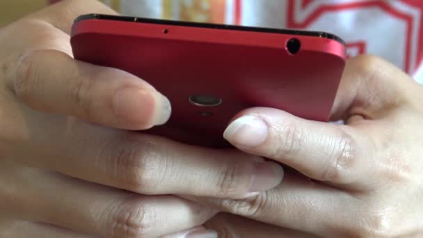 Ultra Zbliżenie Rąk Azjatyckiej Młodej Dziewczyny Pomocą Smartfona Kawiarni Dobry — Wideo stockowe