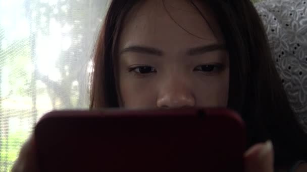 Κοντινό Πλάνο Ασιατική Γυναίκα Που Χρησιμοποιείται Οθόνη Αφής Tablet Smartphone — Αρχείο Βίντεο
