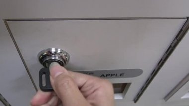 4K Asyalı iş kadını Tayvan, Universal güç kilidi şarj kutusu istasyonunda mobil cihazlar için ücretsiz bir kutu kullanıyor.