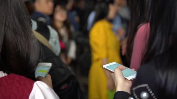 Mujer Joven Asiática Con Multitud Turistas Uso Teléfonos Inteligentes Para — Vídeo de stock