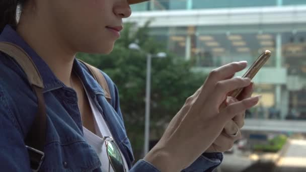 Mujer Joven Asiática Usando Teléfono Inteligente Calle Hong Kong Para — Vídeo de stock