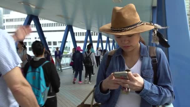 Hongkong Απριλίου 2017 Ασιάτισσα Γυναίκα Που Χρησιμοποιεί Smartphone Στο Δρόμο — Αρχείο Βίντεο
