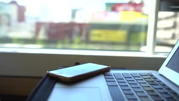 Ordinateur Dans Train Près Fenêtre Dans Higth Speed Rail Smartphone — Video