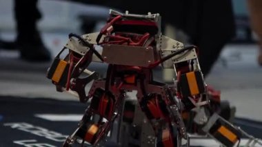 Yarışma robotu teknolojisi. Bir çift modern robot kavga ediyor. İki eski robot boks maçında karşı karşıya. Yeni teknolojiler, fütürist bilim kurgu robot dövüş sanatları. Yapay zeka kavramı - Dan