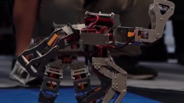 Yarışma robotu teknolojisi. Bir çift modern robot kavga ediyor. İki eski robot boks maçında karşı karşıya. Yeni teknolojiler, fütürist bilim kurgu robot dövüş sanatları. Yapay zeka kavramı - Dan