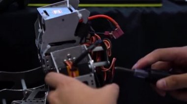 Öğrenci savaş için uzaktan kumandalı bir robot hazırlayın. Mühendislik, teknoloji kampı eğitimi. Yarışma robotu teknolojisi. Savaşmaya hazır modern bir robot. Akıllı robot dövüşçü- Dan