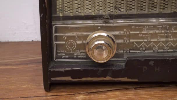 Una Mano Hombre Enciende Dial Viejo Radio Dan — Vídeo de stock