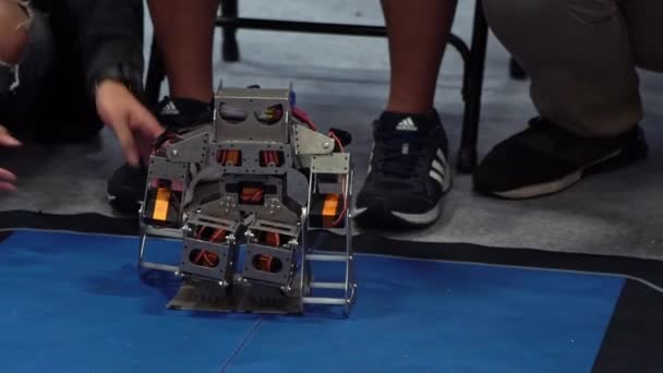 Wettbewerb Robotertechnologie Moderne Kampfbereite Roboter Retro Roboter Treten Bei Boxkämpfen — Stockvideo