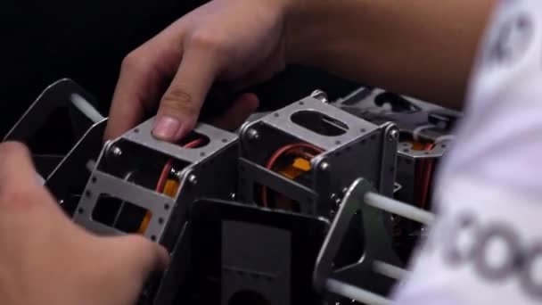 Schüler Bereiten Einen Ferngesteuerten Roboter Für Den Kampf Vor Ingenieurwesen — Stockvideo