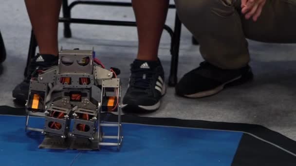 Медленное Движение Конкурентной Робототехники Современный Робот Готов Бою Ретро Роботы — стоковое видео