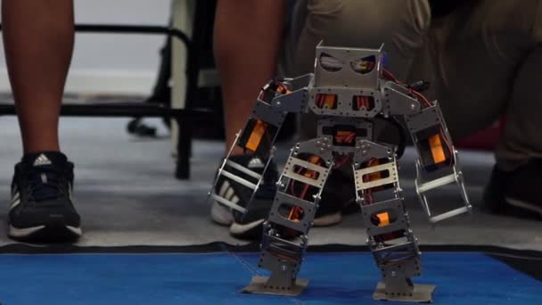 Zeitlupe Der Robotertechnologie Des Wettbewerbs Moderne Kampfbereite Roboter Retro Roboter — Stockvideo