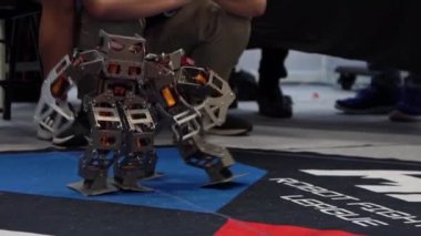 Yarışma robotu teknolojisinin Yavaş Hareketi. Modern robot dövüşü. İki eski robot boks maçında karşı karşıya. Yeni teknolojiler, fütürist bilim kurgu robot dövüş sanatları. Yapay zeka kavramı - Dan