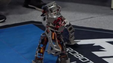 Yarışma robotu teknolojisinin Yavaş Hareketi. Modern robot dövüşü. İki eski robot boks maçında karşı karşıya. Yeni teknolojiler, fütürist bilim kurgu robot dövüş sanatları. Yapay zeka kavramı - Dan