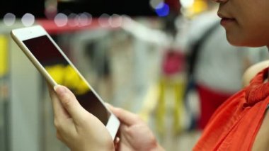 Kapat, Asyalı kadın trendeki tablet bilgisayarı kullanıyor, Tayvan-Dan 'deki metro istasyonu.