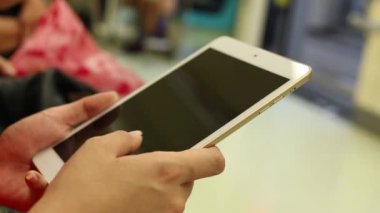 Kapat, Asyalı kadın trendeki tablet bilgisayarı kullanıyor, Tayvan-Dan 'deki metro istasyonu.
