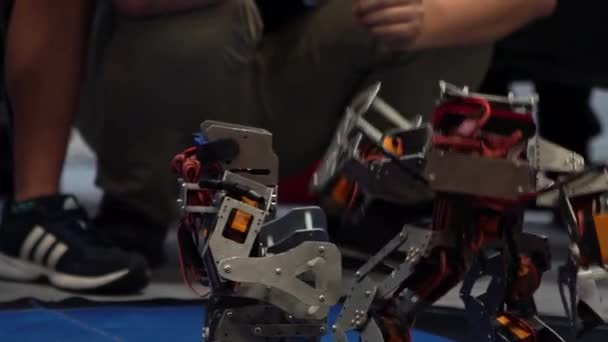 Zeitlupe Der Robotertechnologie Des Wettbewerbs Moderne Roboterkämpfe Zwei Retro Roboter — Stockvideo